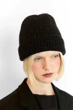 Janessa Leoné Piper hat in black